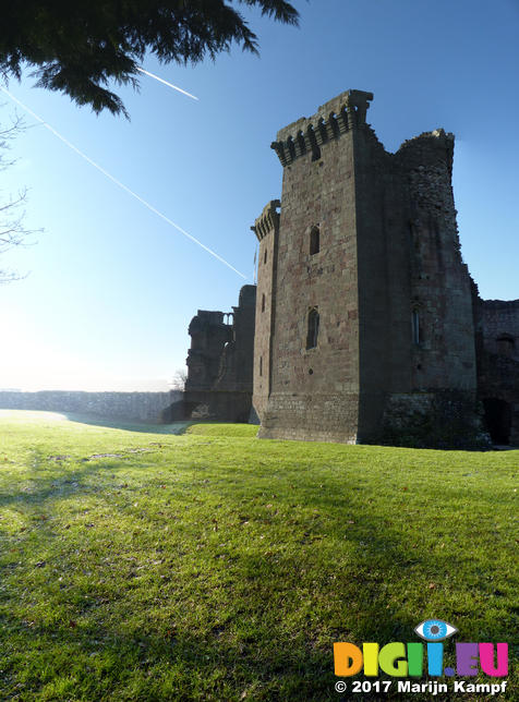 FZ035490-4 Raglan Castle